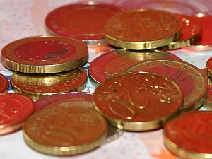 Tagesgeld - Festgeld. Das ist nicht nur eine Frage des Zinssatzes, sondern auch der "Liquidit�t" (wie schnell man auf das Geld zugreifen kann) und des Zinseszinseffektes