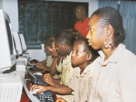 Entwicklungshilfe - Schulbildung f�r M�dchen in Guinea (� GTZ / Ina Zeuch)
